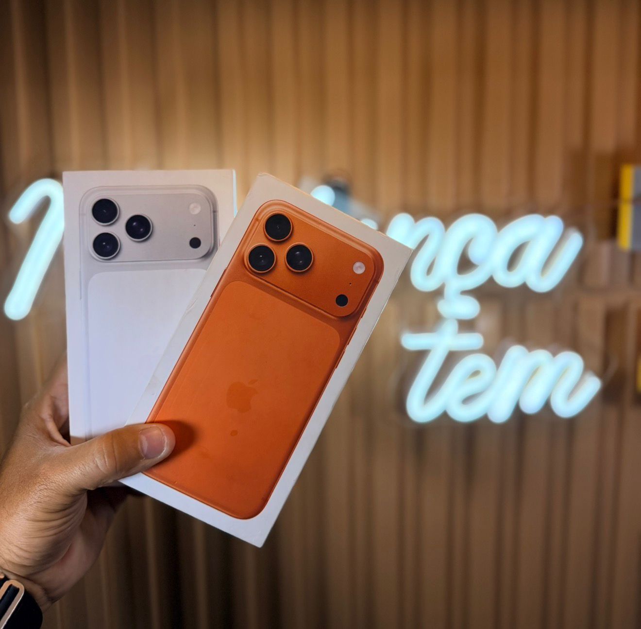 iPhone 17 Pro Max – Branco & Laranja